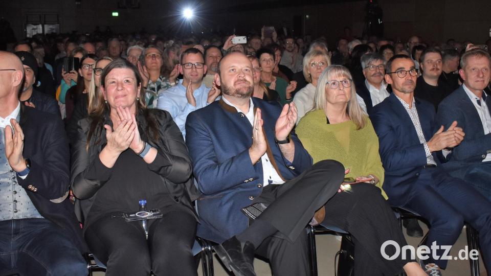 Unter den Besuchern sind neben der zweiten Bürgermeisterin Anita Heßler und einigen Stadträten auch Regierungspräsident Walter Jonas und Landrat Andreas Meier. Bild: rgr