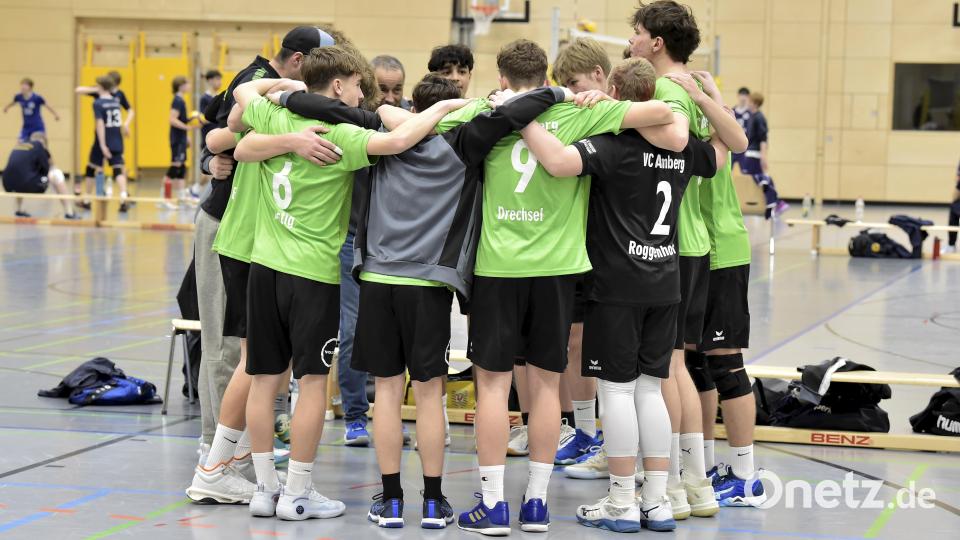 Die Volleyballer der U18 des VC/DJK Amberg motivieren sich für das nächste Spiel. Bild: Hubert Ziegler