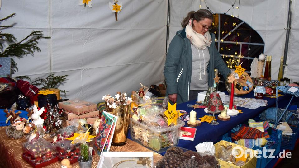 Die Regens-Wagner-Stiftung aus Lauterhofen bot an ihrem Stand weihnachtliche und winterliche Dinge. Bild: no