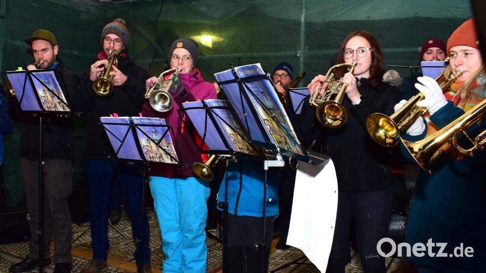 Eine Abordnung des Illschwanger Posaunenchors spielte weihnachtliche Melodien. Bild: no