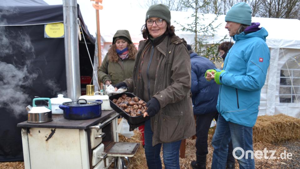 Neben vielen guten Sachen wie Weihnachtszwiebel, Feuerzangenbowle und mehr gibt es auch heiße Maronen von der Frauen-Union. Bild: gi