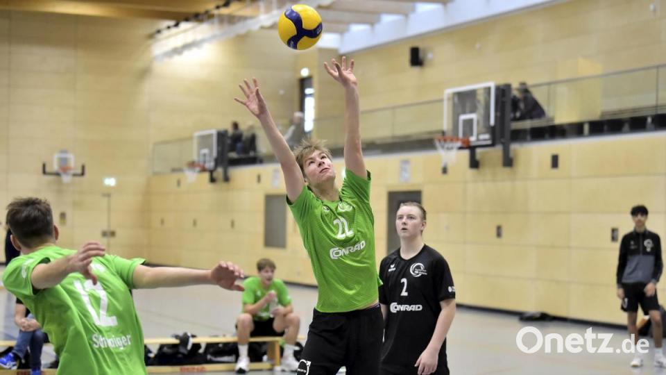 Laurenz Mecke (Mitte) vom VC Amberg stellt den Ball auf Fabian Schwaiger (links), während Libero Max Roggenhofer (rechts) die Aktion beobachtet. Bild: Hubert Ziegler