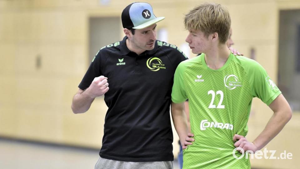 Trainer Michael Brunner (links, hier mit Laurenz Mecke) vom VC/DJK Amberg. Bild: Hubert Ziegler