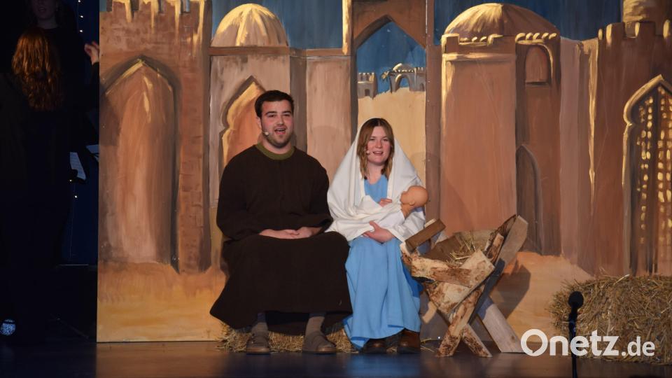 Am Wochenende fand in der ausverkauften Turnhalle die Premiere des Weihnachtsmusicals &quot;Sternstunde in Bethlehem&quot; statt. Die Geschichte um die Geburt Christi wird erzählt von den Sternen Stella, Tana, Lele, Figaro und Schira. Bild: fla