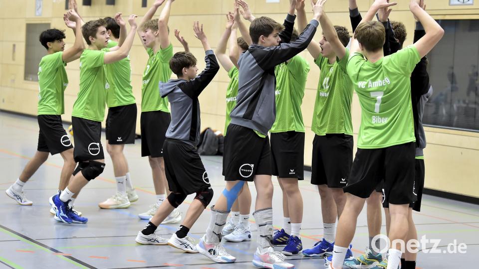 Die Volleyballer der U18 des VC/DJK Amberg stimmen sich auf das Spiel ein. Bild: Hubert Ziegler