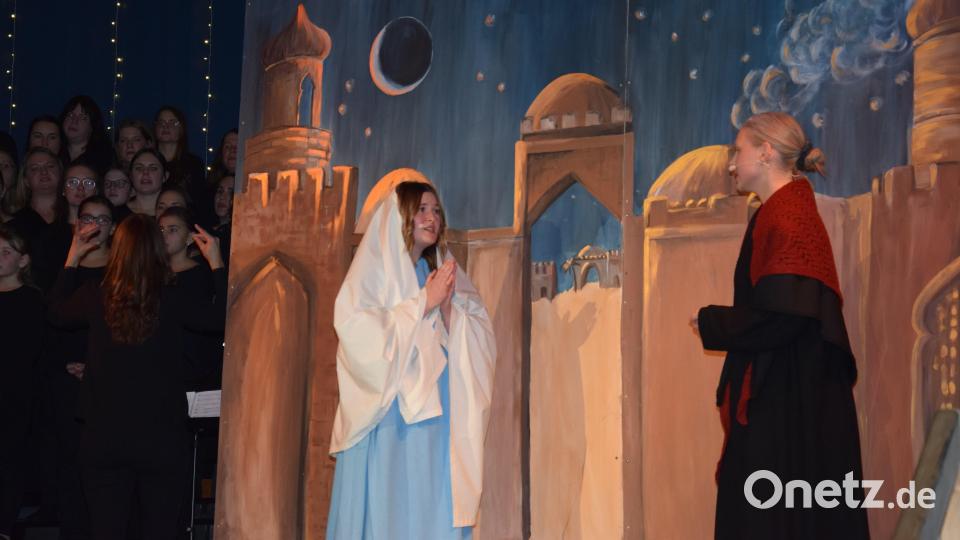 Am Wochenende fand in der ausverkauften Turnhalle die Premiere des Weihnachtsmusicals &quot;Sternstunde in Bethlehem&quot; statt. Die Geschichte um die Geburt Christi wird erzählt von den Sternen Stella, Tana, Lele, Figaro und Schira. Bild: fla