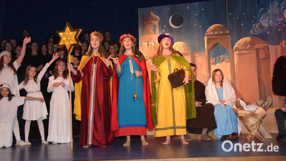 Am Wochenende fand in der ausverkauften Turnhalle die Premiere des Weihnachtsmusicals &quot;Sternstunde in Bethlehem&quot; statt. Die Geschichte um die Geburt Christi wird erzählt von den Sternen Stella, Tana, Lele, Figaro und Schira. Bild: fla