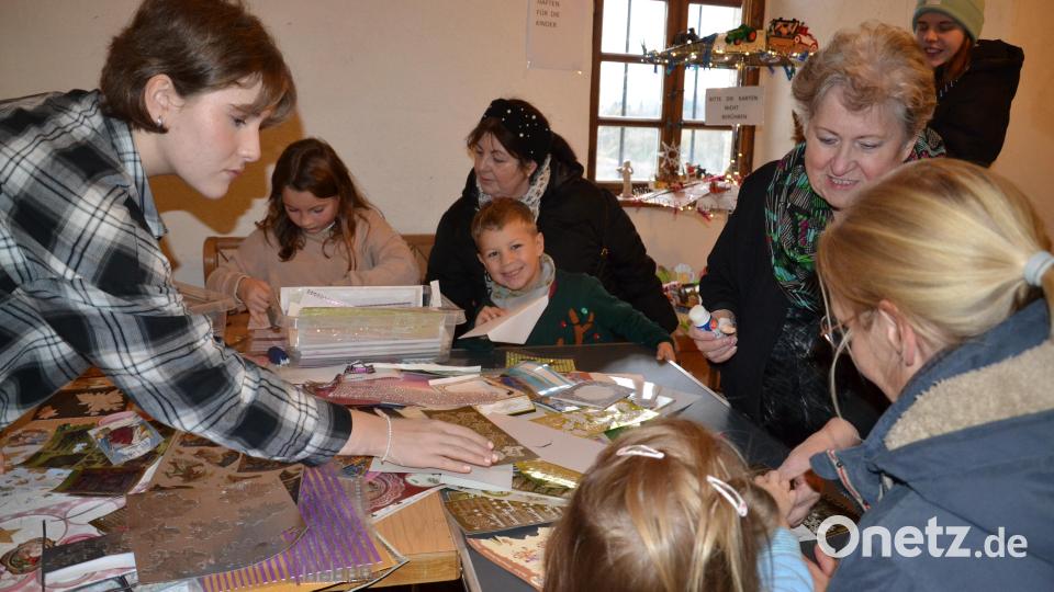 Jutta Vaas-Kornprobs (rechts) bastelte mit den Kindern mit Unterstützung von Amelie Schön wunderbare Weihnachtskarten. Bild: gi