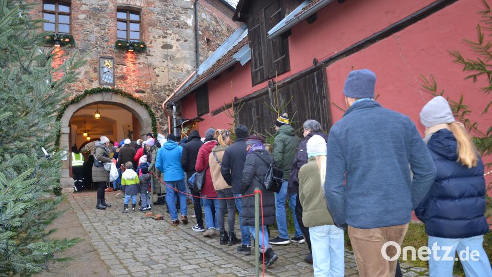 Leute strömen ins Schloss zum Weihnachtsmarkt. Bild: gi