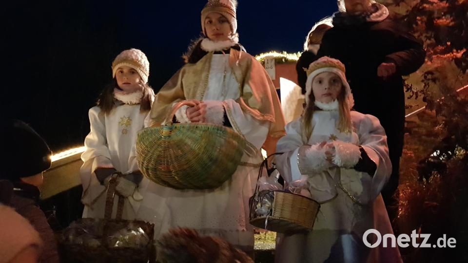 Da leuchten die Kinderaugen, als das Christkind mit seinen Engeln kommt. Es hat auch Geschenke dabei. Bild: gi
