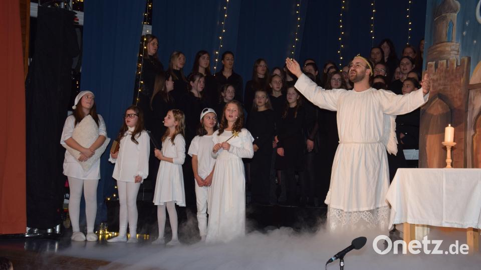 Am Wochenende fand in der ausverkauften Turnhalle die Premiere des Weihnachtsmusicals &quot;Sternstunde in Bethlehem&quot; statt. Die Geschichte um die Geburt Christi wird erzählt von den Sternen Stella, Tana, Lele, Figaro und Schira. Bild: fla