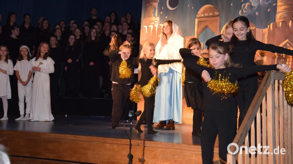 Am Wochenende fand in der ausverkauften Turnhalle die Premiere des Weihnachtsmusicals &quot;Sternstunde in Bethlehem&quot; statt. Die Geschichte um die Geburt Christi wird erzählt von den Sternen Stella, Tana, Lele, Figaro und Schira. Bild: fla