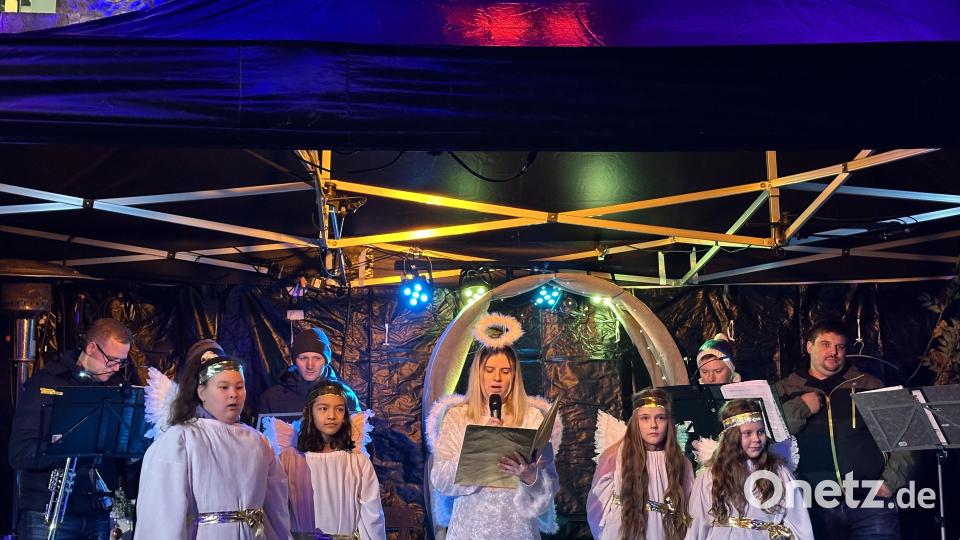 Das Christkind mit seinen Engeln besucht die zahlreichen Gäste des Weihnachtsmarktes. Umrahmt werden sie musikalisch von den Schlichter Turmbläsern. Bild: Stefanie Gradl