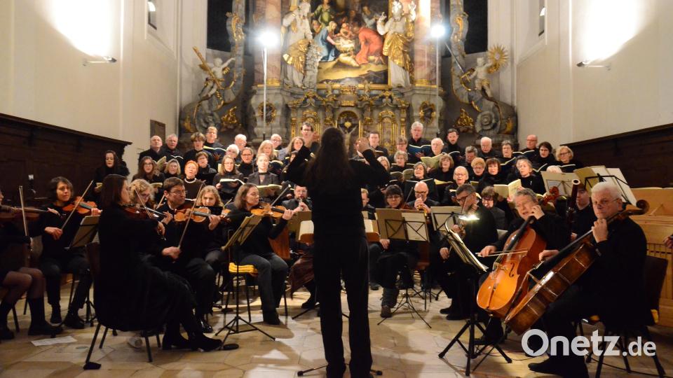 Kantorei, Orchester und Solisten führen unter Leitung von Anna-Magdalena Bukreev das &quot;Weihnachtsoratorium&quot; auf. Bild: Kunz