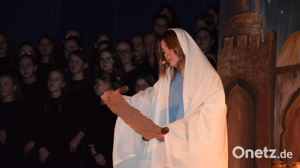 Am Wochenende fand in der ausverkauften Turnhalle die Premiere des Weihnachtsmusicals &quot;Sternstunde in Bethlehem&quot; statt. Die Geschichte um die Geburt Christi wird erzählt von den Sternen Stella, Tana, Lele, Figaro und Schira. Bild: fla