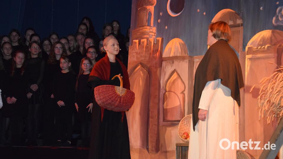 Am Wochenende fand in der ausverkauften Turnhalle die Premiere des Weihnachtsmusicals &quot;Sternstunde in Bethlehem&quot; statt. Die Geschichte um die Geburt Christi wird erzählt von den Sternen Stella, Tana, Lele, Figaro und Schira. Bild: fla
