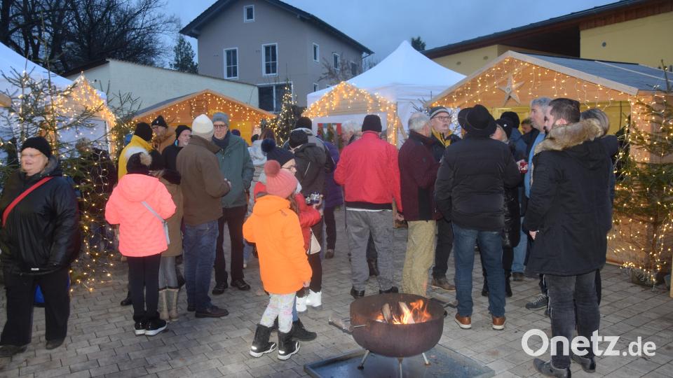 Eine Tasse Glühwein inmitten der schön beleuchteten Buden. Dafür kam man sogar bis aus Irchenrieth hoch. Bild: fz