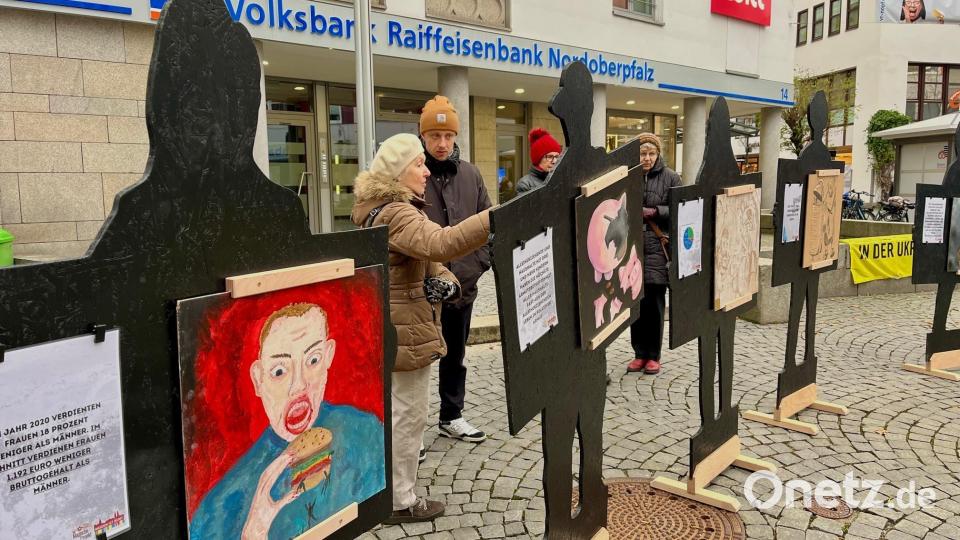 Auf die unterschiedlichen Gehälter von Männern und Frauen oder die Altersarmut machen die Bilder der FOS/BOS Schüler aufmerksam. Bild: Gabi Schönberger