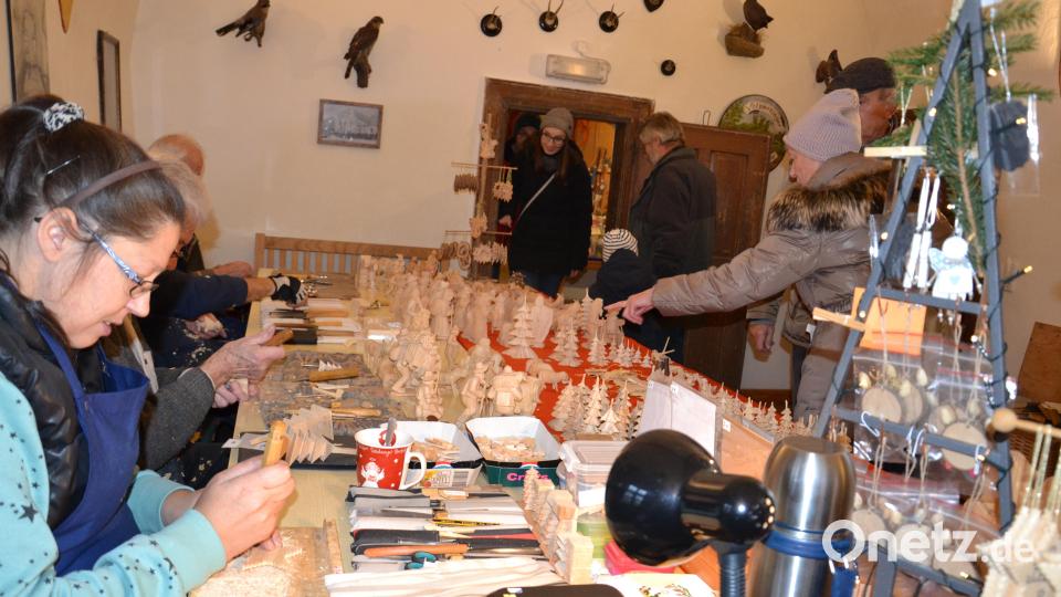 Viele schöne Sachen für die Krippe können die Besucher am Schnitzerstammtisch entdecken. Bild: gi