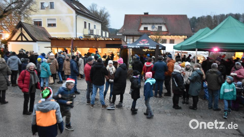 Das trockene Wetter am Sonntagnachmittag nutzten viele zu einem Besuch der Dorfweihnacht. Bild: no