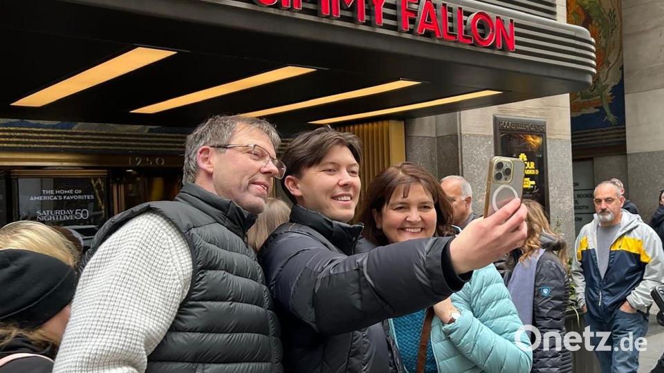 Familie Ewerdwalbesloh vor dem Eingang zum Studio. (Handout) Bild: Leon Ewerdwalbesloh/dpa