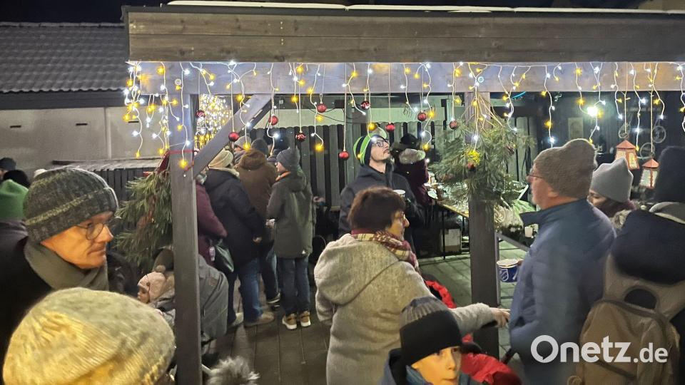 Der Weihnachtsmarkt im Carport der Familie Wenzl im Büttelloch brachte 1950 Euro an Spenden für die kranke Frieda Artmann aus Altenstadt/WN. Bild: Sabrina Wenzl/exb