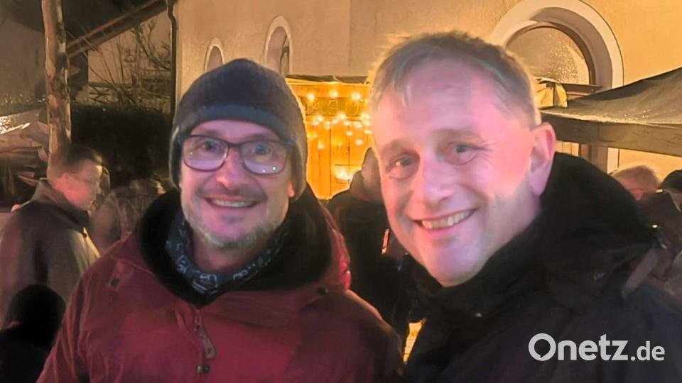 Arbeitskreis-Sprecher Dietmar Auers und Bürgermeister Hermann Böhm im Gespräch bei einem wärmenden Glühwein – Gemeinschaftssinn und Geselligkeit standen im Mittelpunkt des Abends. Bild: Dietmar Auers
