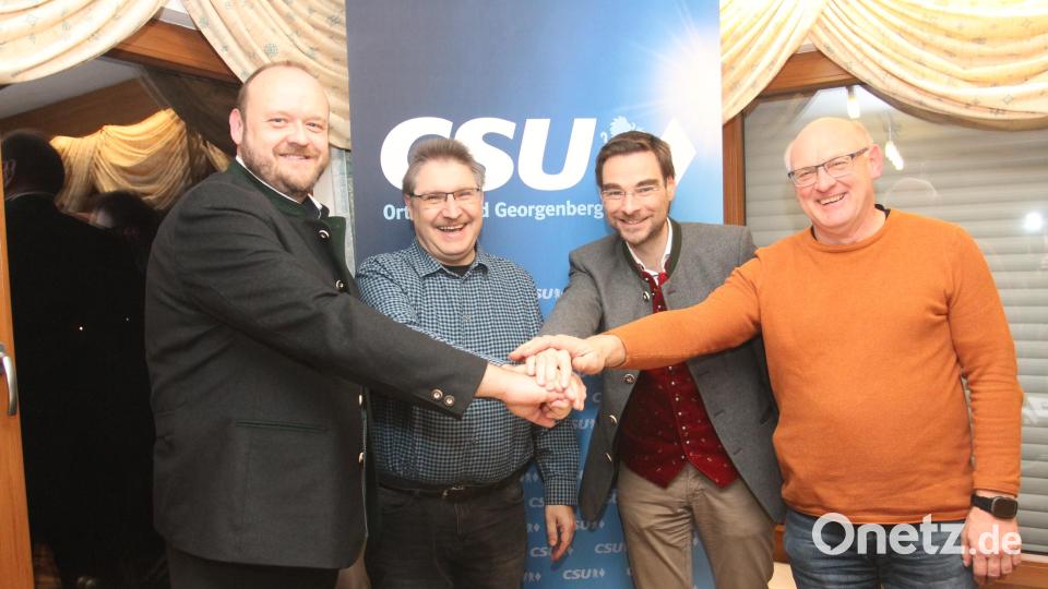 Wolfgang Bock (Zweiter von links) freut sich über die Glückwünsche von Landrat Andreas Meier, MdL Stephan Oetzinger und zweitem Bürgermeister Rudolf Völkl (von links). Bild: pi