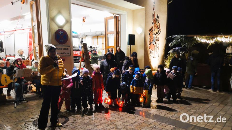 Die Kinder des Kindergartens St. Anna verzauberten unter der Leitung von Simone Demleitner das Publikum mit Liedern und Tänzen. Bild: Dietmar Auers