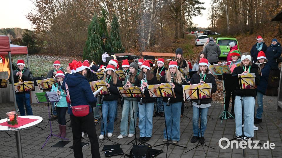 Die Blechfrösche trotzen der Kälte und brachten eine bunte Mischung aus Weihnachtsliedern zu Gehör. Bild: kki