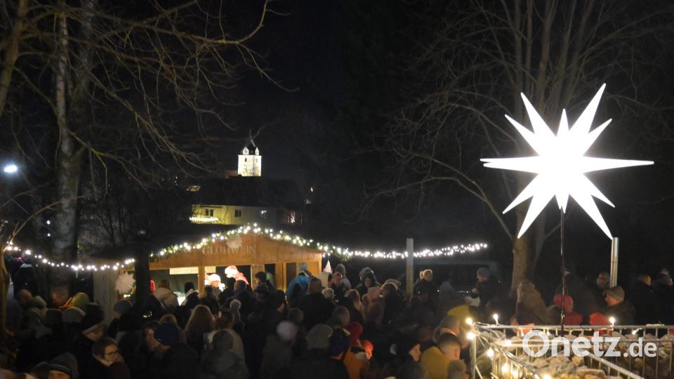 Viele Lichterketten und festlicher Schmuck verleihen dem Weihnachtsmarkt des Pirker Brettls an der idyllisch gelegenen Hütte etwas Romantik. Bild: kki