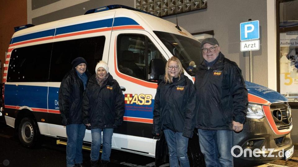 Ein vierköpfiges Team des „Wünschewagens Franken/Oberpfalz“ kommt nach Hirschau zur Öffnung des von Mitgliedern dekorierten Adventfensters, um den Besuchern ihr Projekt zu erläutern (von links): Koordinatorin Andrea Bänker, Ute Balk, Koordinatorin Simone Kreppner und Wunscherfüller Reiner Balk. Bild: u
