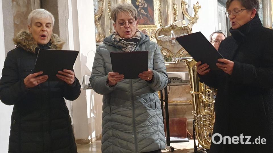 Mit dreistimmigen Liedern überzeugte der Eslarner Dreigesang mit Martina Brenner, Monika Lindner und Angelika Wild. Bild: mas