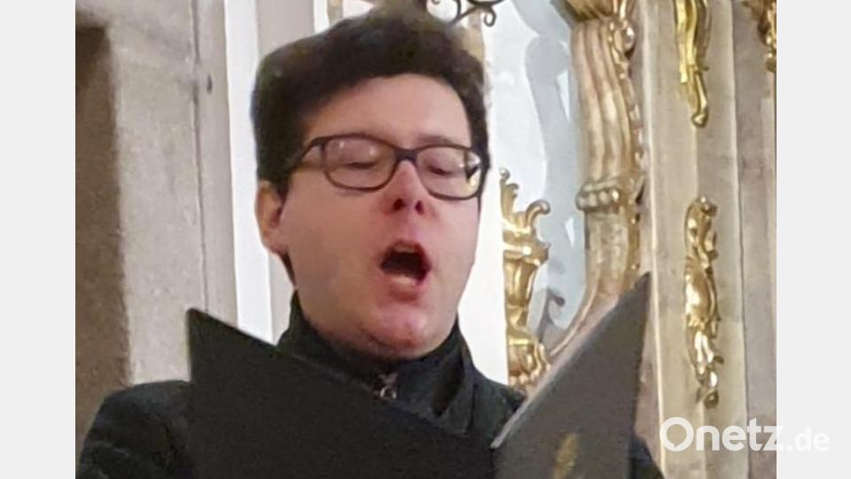 Bariton Raphael Ernst überzeugte unter anderem mit dem beschwingten Weihnachtslied &quot;Hört der Engel helle Lieder“ aus Frankreich. Bild: mas
