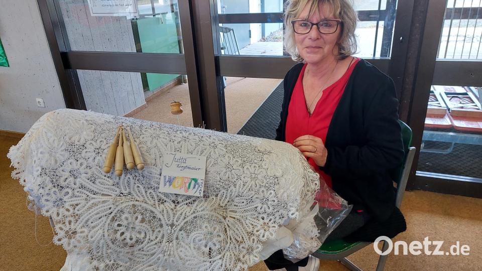 Viele, viele Stunden Arbeit stecken in den geklöppelten Kunstwerken. Bild: Gisela Nachreiner/exb