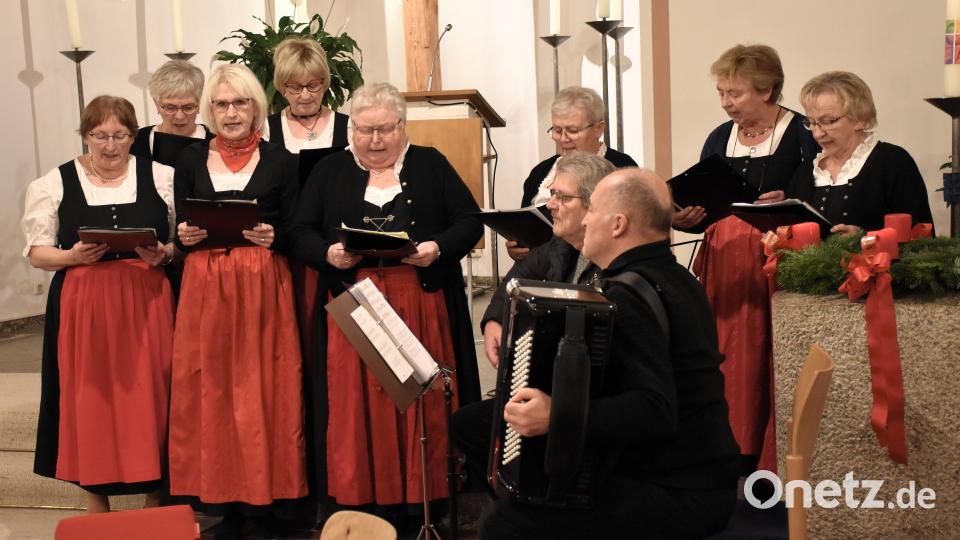 Der OWV-Chor unter Leitung von Viktor Ehlscheidt (vorne rechts) sang von &quot;Adventserwartungen&quot; und zeigte nicht nur Klangsicherheit: Die Trachtengewänder waren auch ein Augenschmaus. Bild: ubb