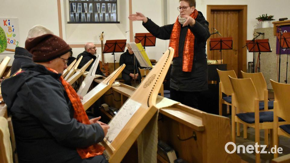 Klaudia Kormann leitete ihre Veeh-Harten-Gruppe beim Spiel von Weihnachtsweisen an. Bild: ubb