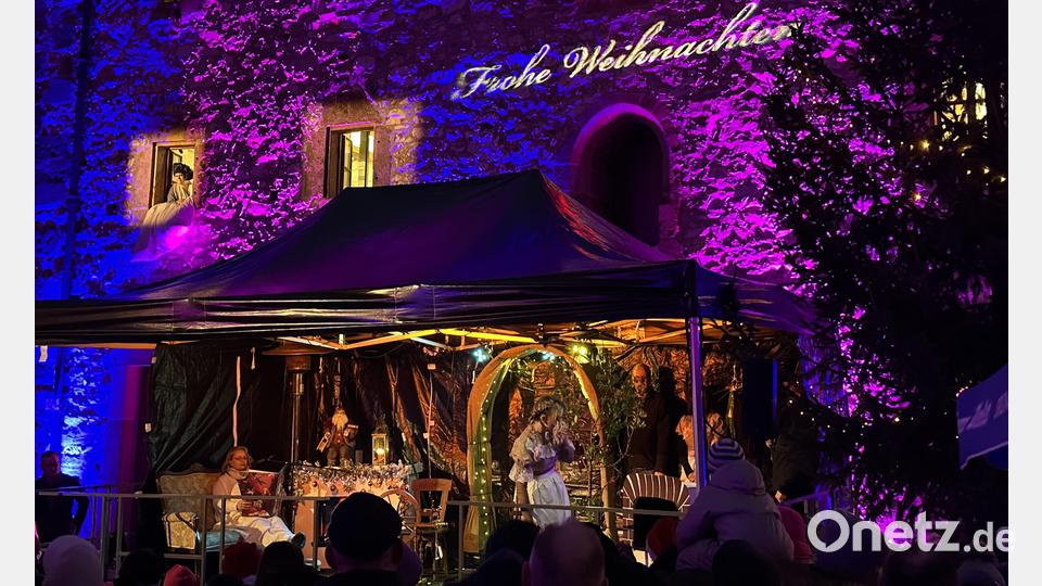 Beobachtet von Frau Holle hoch oben aus dem Burgfenster, schreitet die Goldmarie durch das magische Tor. Bild: Stefanie Gradl