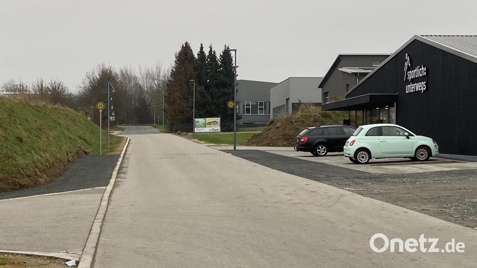 Beim Sportgeschäft wurde eine Schulbushaltestelle für die Kinder aus dem Neubaugebiet &quot;Sommerwiesen&quot; eingerichtet. Bild: dob