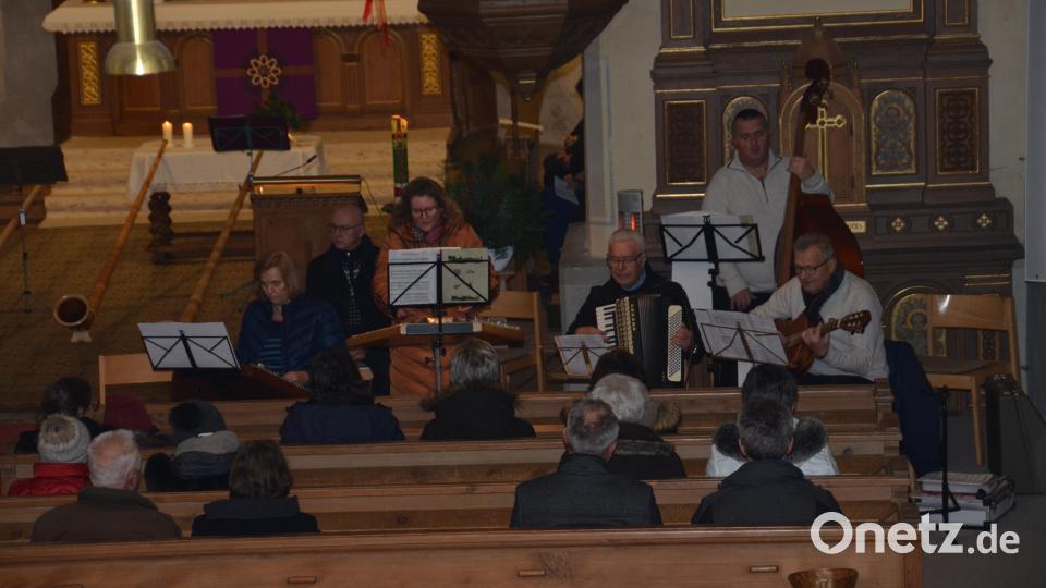 Adventsstimmung pur versprüht die Sitzweilgruppe aus Miesbrunn in der Evangelischen Stadtkirche beim 15. Adventssingen. Spenden kommen dem katholischen und evangelischen Kindergarten zugute. Bild: dob