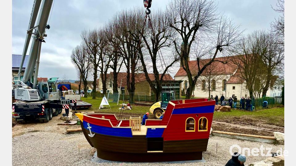 Ein Lastenkran setzt das Piratenschiff in seine Endposition an der Josef-Voit-Grundschule in Freihung ab. Bild: Gerhard Krones