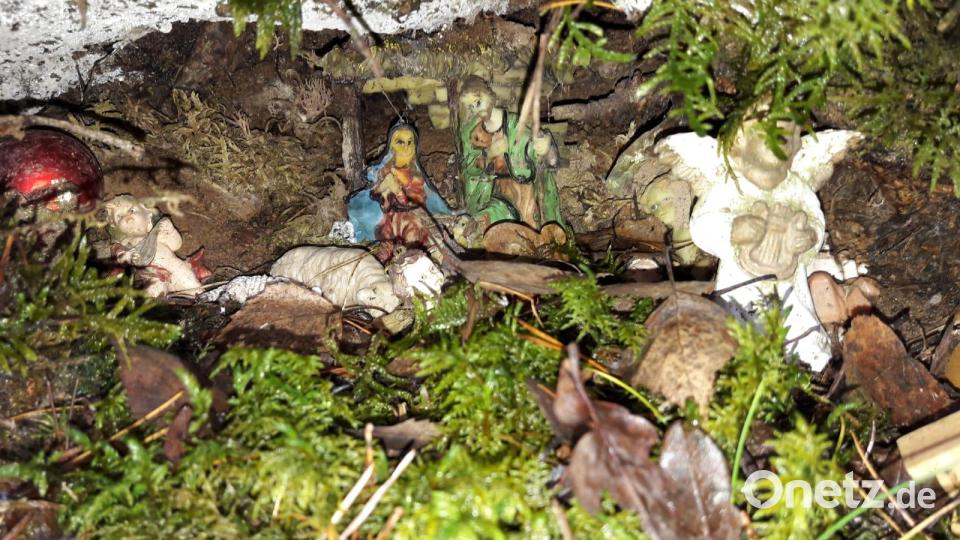 Normalerweise muss man schon ganz genau hinschauen, um die unter Baumwurzeln verborgene Krippe an einem Waldweg bei Neusath zu entdecken. Bild: bl