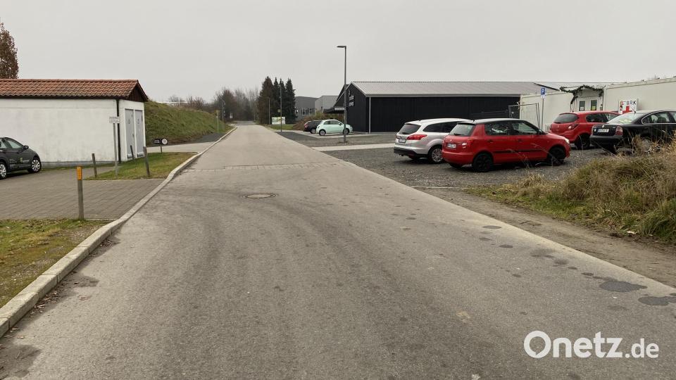 Die Stadt habe bei der Ausweisung des Neubaugebiets &quot;Sommerwiesen&quot; an keine Fußgänger gedacht, moniert Barbara Kindl. Zum provisorischen BRK-Kindergarten (rechts) müssten die Kinder auf der Straße laufen. Bild: dob