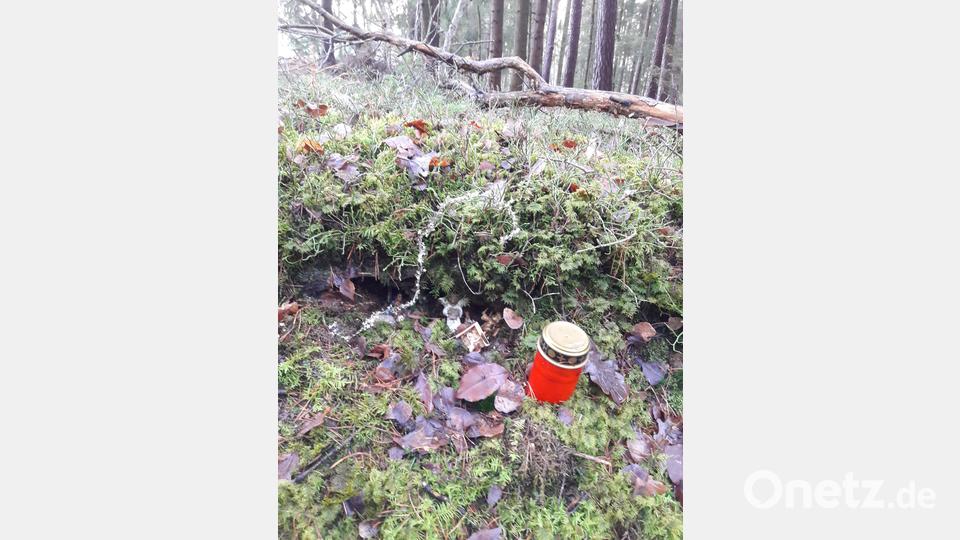 Nicht immer bringt dieses rote Grablicht, Spaziergänger und Jogger auf die Spur der im Wald versteckten Krippe. Bild: bl