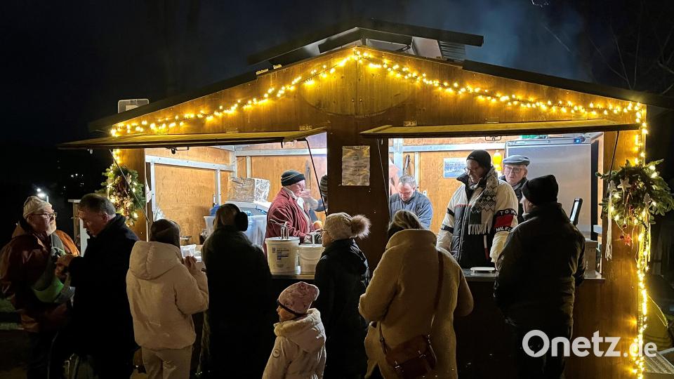 Die Bratwurstsemmel als beliebter Klassiker fehlt natürlich auch auf der Schanze nicht. Bild: Wolfgang Steinbacher