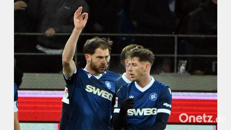 KSC-Stürmer Budu Siwsiwadse (l) zeigte mal wieder seine Torjägerqualitäten. Bild: Uli Deck/dpa