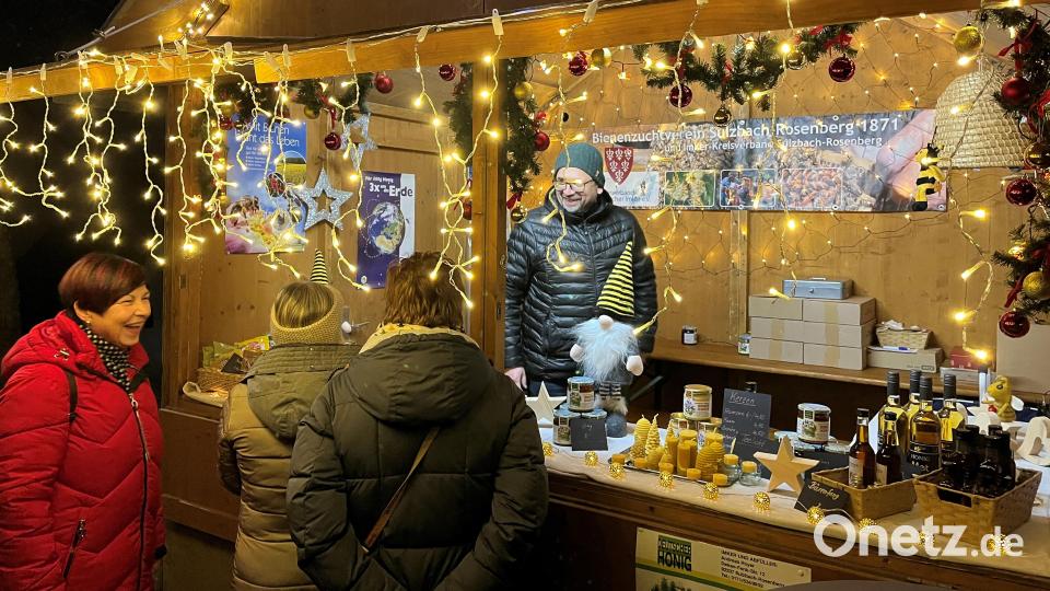 Gute Laune herrscht auch am Imkerstand, wo von Honig über Kerzen und Schnäpsen viele regionale Produkte angeboten werden. Bild: Wolfgang Steinbacher
