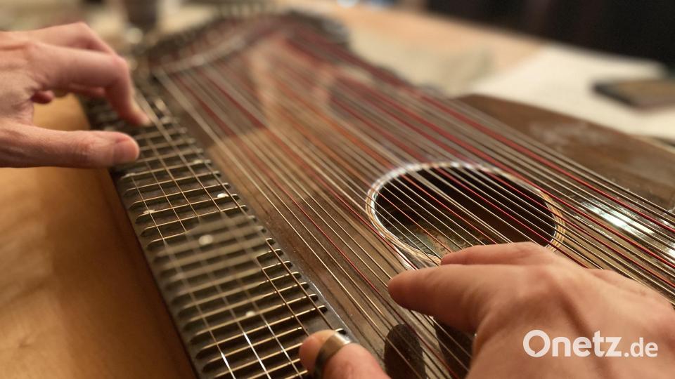 Die Zither stand im Mittelpunkt eines vorweihnachtlichen Musik- und Brauchtumsvortrags von Evi Strehl in der Molzmühle. Bild: Ina Piehler