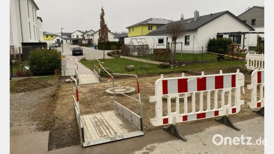 Plötzlich ging es schnell: Am Montag in der Bürgerversammlung von Barbara Kindl moniert, rollt umgehend der städtische Bagger an, um den Durchgang beim Baugebiet &quot;Sommerwiesen&quot; auszubaggern und anschließend zu pflastern. Bild: dob