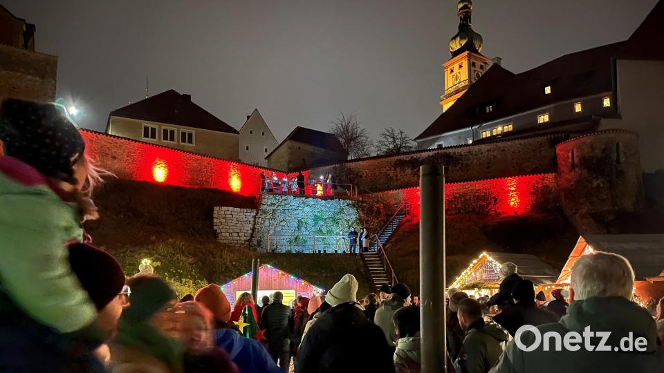Bei der Eröffnung sprechen das Christkind Anna-Lena Uhl und Zweiter Bürgermeister Günther Koller von der Stadtmauer zu den Besuchern - darunter sind viele Kinder mit Eltern und Großeltern. Bild: Wolfgang Steinbacher
